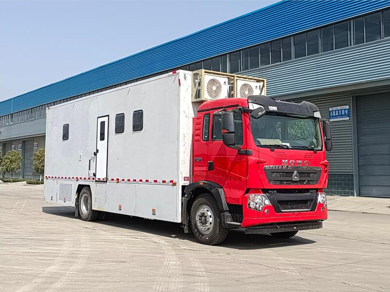 重汽豪沃12人宿營車