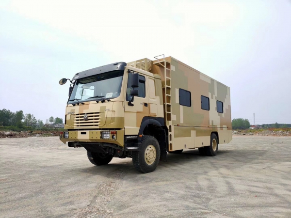 ?重汽豪沃12人數(shù)碼迷彩宿營車